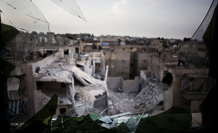Руины города Алеппо, вид из разбитого окна