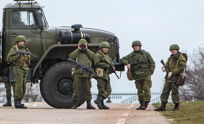 Вооруженные люди на въезде в аэропорт «Бельбек» рядом с Севастополем, 2014 год