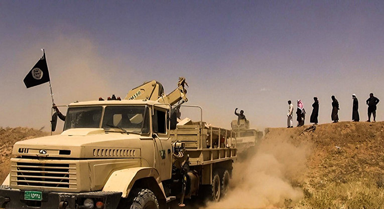Боевики террористической группировки "Исламское государство" на границе Сирии и Ирака