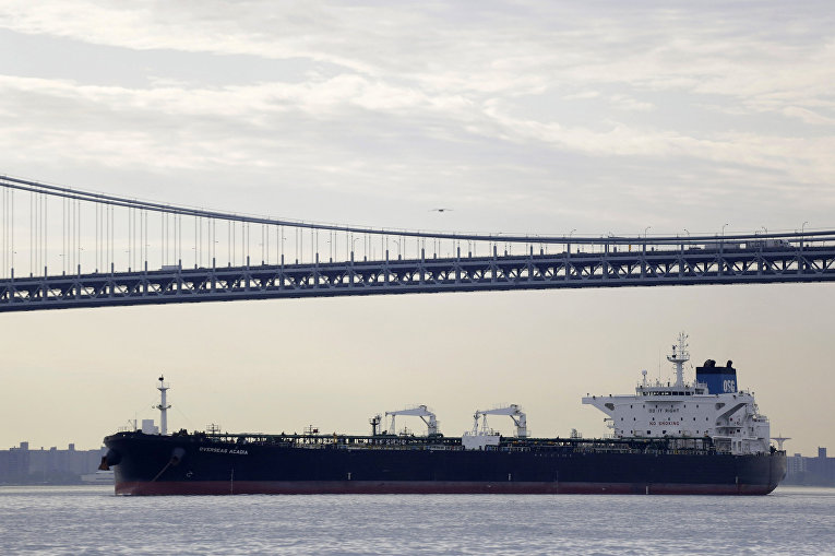Американский нефтяной танкер проплывает под мостом Верразано в Нью-Йорке