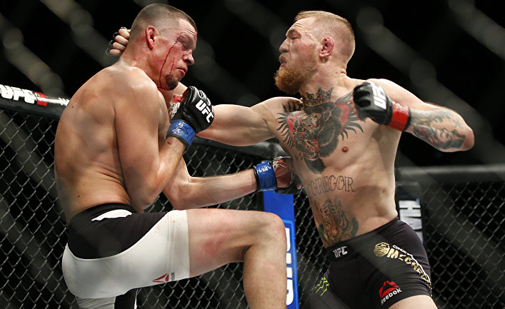 Конор МакГрегор (справа) и Нейт Диас во время турнира UFC 196