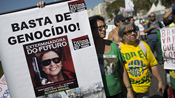 Участники акций протеста, требующих отставки Дилмы Русеф, в Рио-де-Жанейро