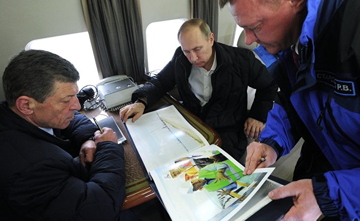 Президент России Владимир Путин (в центре) во время облета транспортного перехода через Керченский пролив. Слева - заместитель председателя правительства РФ Дмитрий Козак