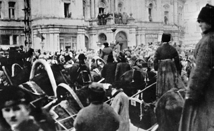Люди на улицах Киева в первые дни Великой Октябрьской революции в 1917 году