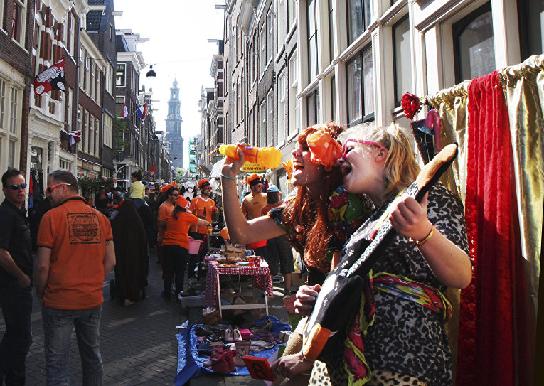 Люди отмечают День короля на улицах Амстердама