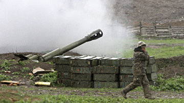 Армянские военные стреляют по позициям в Нагорном Карабахе вблиз деревни Мардакерт в Азербайджане