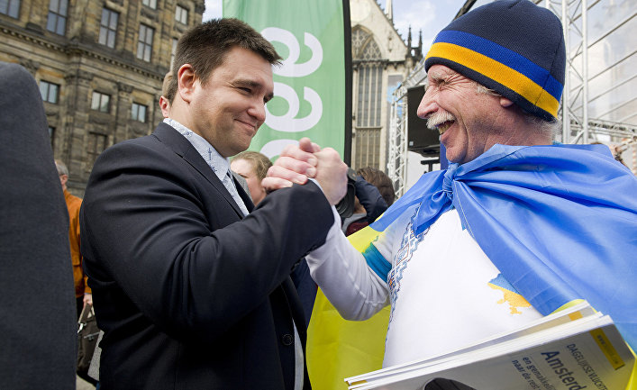 Министр иностранных дел Украины Павел Климкин на демонстрации в поддержку референдума об ассоциации Украины с ЕС на площади Дам в Амстердаме