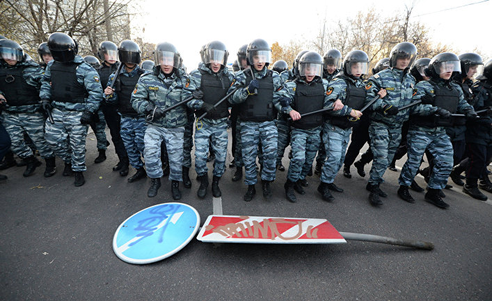 Сотрудники ОМОНа в оцеплении возле торгового центра «Бирюза» в московском районе Бирюлево