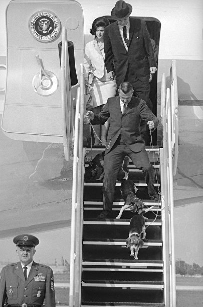 Президент Линдон Джонсон с семьей выходят из самолета