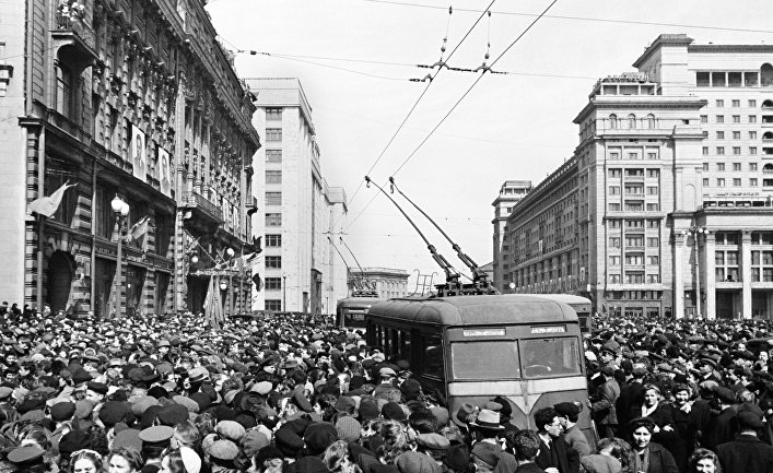 Около американского посольства на Моховой в Москве