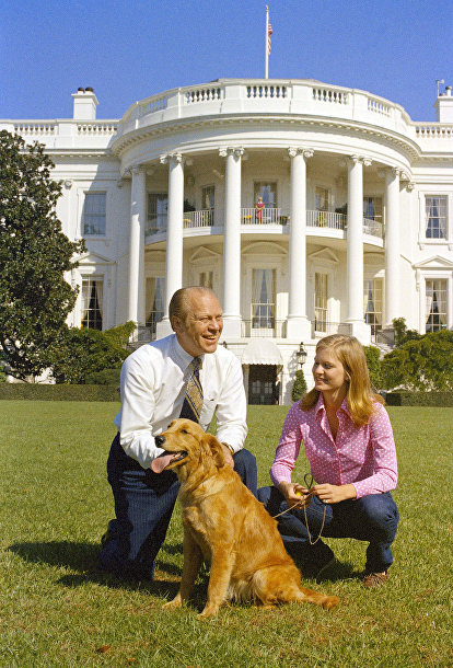Президент Джеральд Форд с дочерью Сьюзан на Южной лужайке Белого дома