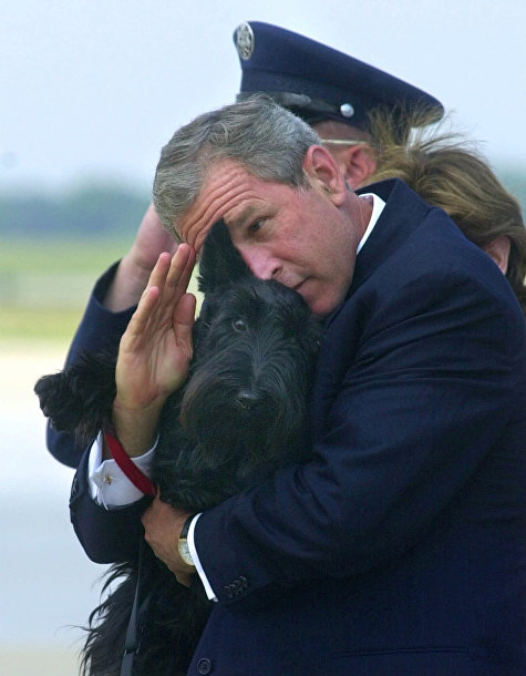 Джордж Буш-младший выходит из «борта Номер Один» на авиабазе Эндрюс