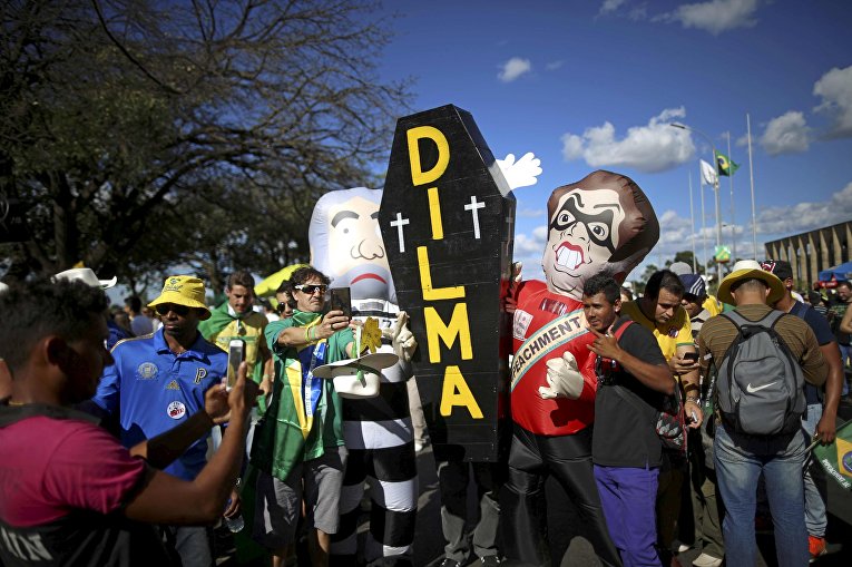 Акция протеста против президента Бразилии Дилмы Роуссефф