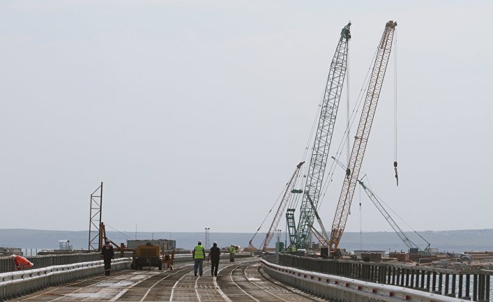 Установка временного моста для технических нужд перед началом строительства Керченского моста в окрестностях порта Тамань