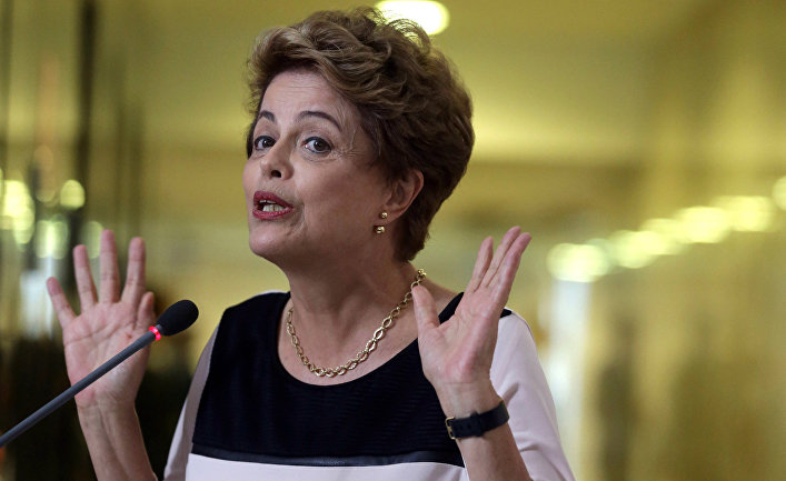 Президент Бразилии Дилма Русеф на пресс-конференции после запуска против нее процедуры импичмента