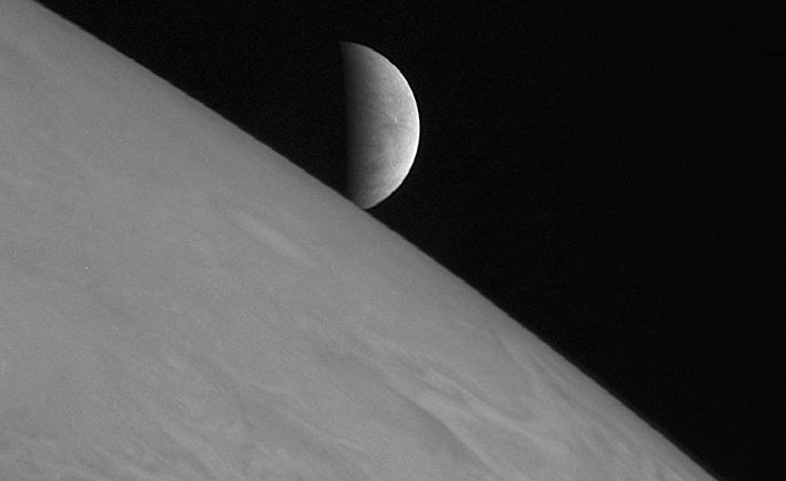 Европа над Юпитером, фотография сделана камерой LORRI космической станции «Новые горизонты»