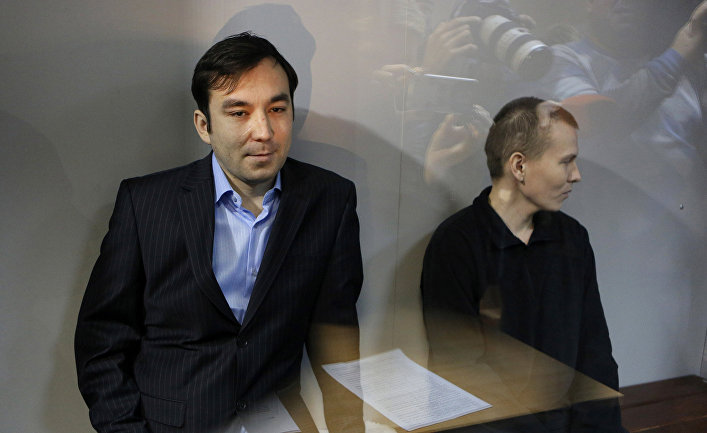 Евгений Ерофеев и Александр Александров перед началом заседания Голосеевского районного суда в Киеве