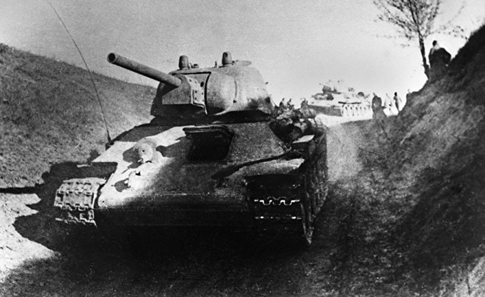 Советские танки Т-34 во время атаки на правом берегу Днепра