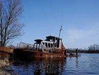 Заброшенное судно на реке Припять рядом с деревней Красноселье Заброшенное судно на реке Припять рядом с деревней Красноселье
