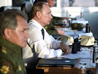 Владимир Путин наблюдает за ходом стратегических командно-штабных учений "Центр-2015" на уральском полигоне "Донгузский" в Оренбургской области Владимир Путин наблюдает за ходом стратегических командно-штабных учений "Центр-2015" на уральском полигоне "Донгузский" в Оренбургской области