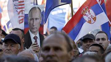 Сторонники сербской радикальной партии с портретом президента России Владимира Путина