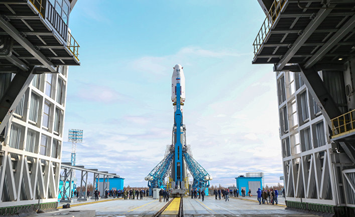 Вывоз ракеты «Союз-2.1а» с космическими аппаратами на стартовую площадку космодрома «Восточный»