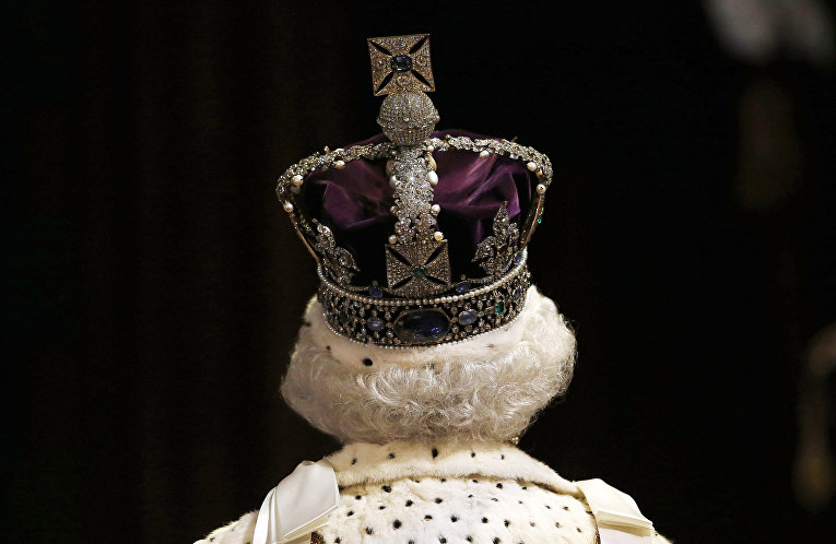 Королева Великобритании Елизавета II в палате лордов в Вестминстерском дворце в центре Лондона