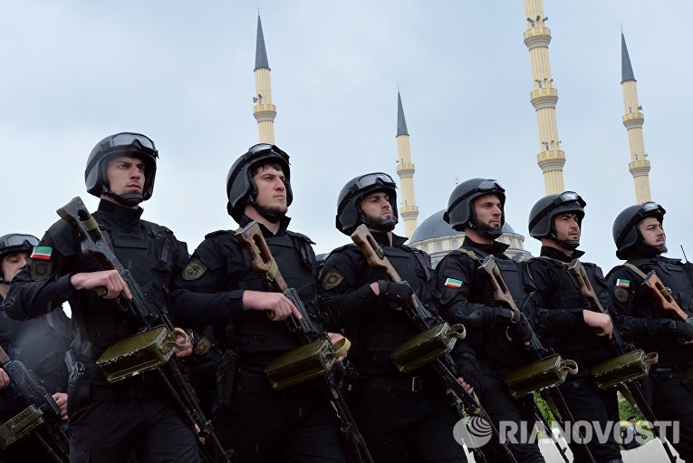 Бойцы полка специального назначения имени Ахмата Кадырова на параде
