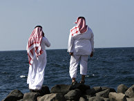 Мужчины на пляже на берегу Красного моря в Джидде