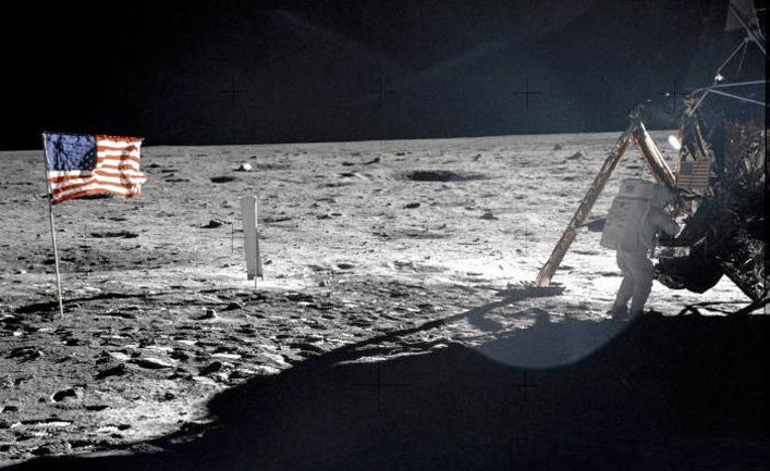 Американский астронавт Нил Армстронг на поверхности Луны