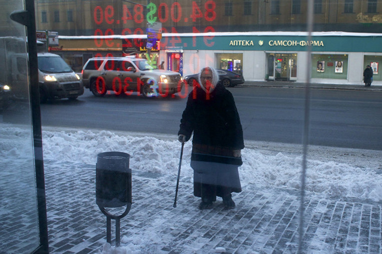 Пожилая женщина на автобусной остановке в Москве