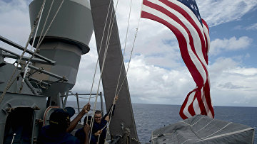 Американские матросы поднимают национальный флаг во время учений в Южно-Китайском море