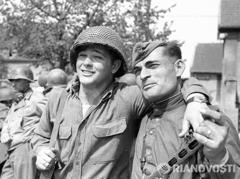 Советский и американский солдаты
