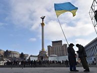 Активисты с украинским флагом на площади Независимости в Киеве
