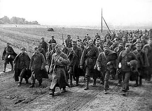 Польские военнопленные под конвоем Красной армии после Польского похода в сентябре 1939 года