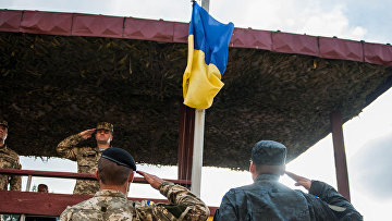 Солдаты Украинской армии и армии США во время церемонии закрытия учений Rapid Trident 2014