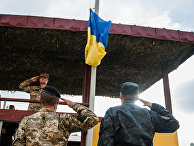 Солдаты Украинской армии и армии США во время церемонии закрытия учений Rapid Trident 2014 Солдаты Украинской армии и армии США во время церемонии закрытия учений Rapid Trident 2014