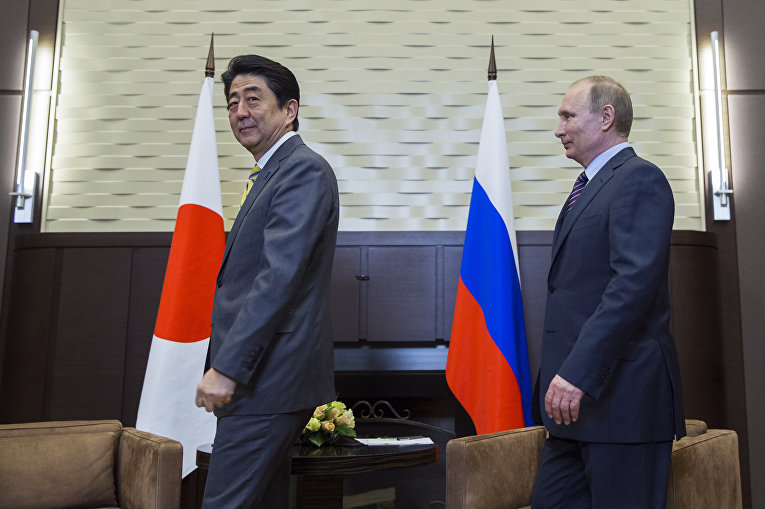 Президент России Владимир Путин и премьер-министр Японии Синдзо Абэ во время встречи в Сочи