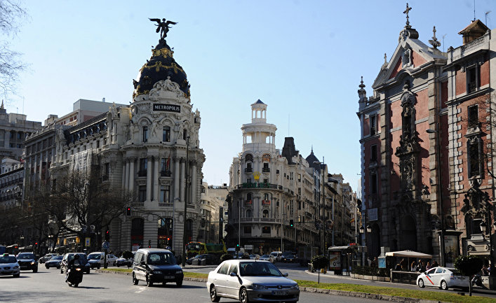 Вид на улицу Гран Виа и здание Эдифисио Метрополис в Мадриде