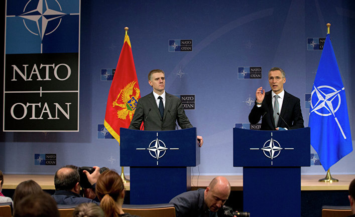 Генеральный секретарь НАТО Йенс Столтенберг и министр иностранных дел Черногории Игорь Лукшич на пресс-конференции в штаб-квартире НАТО в Брюсселе