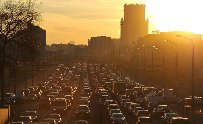 Автомобильная «пробка» на Ульяновской эстакаде в Москве