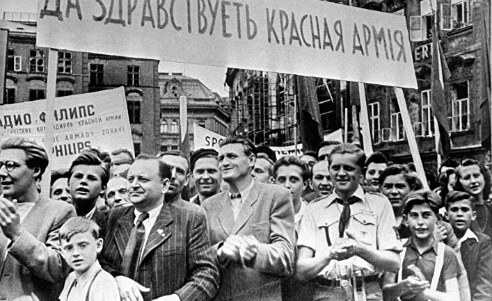 Митинг в Праге по случаю особождения Чехословакии от оккупации