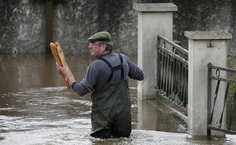 Местный житель во время наводнения во Франции