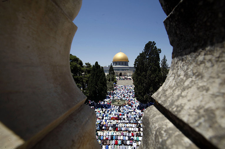 Палестинцы молятся в мечети аль-Акса во время месяца Рамадан