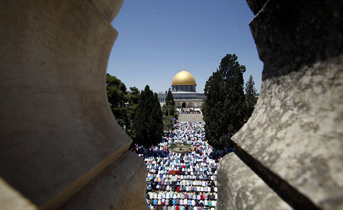 Палестинцы молятся в мечети аль-Акса во время месяца Рамадан