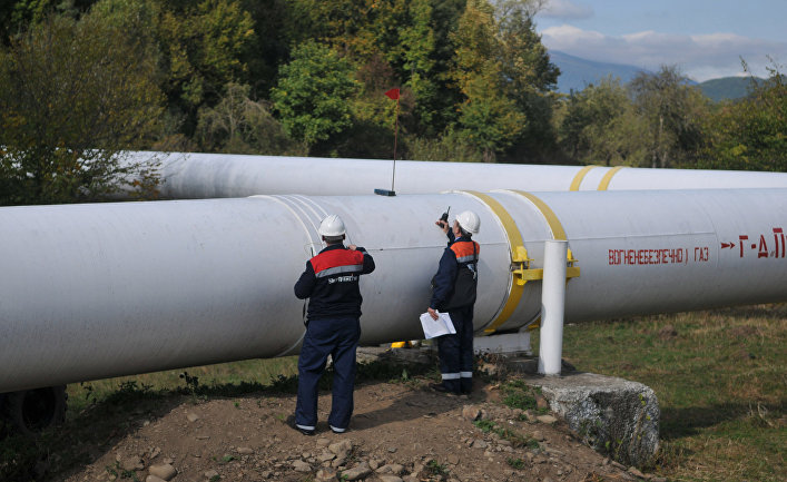 Рабочие на украинской газовой станции в городе Воловец