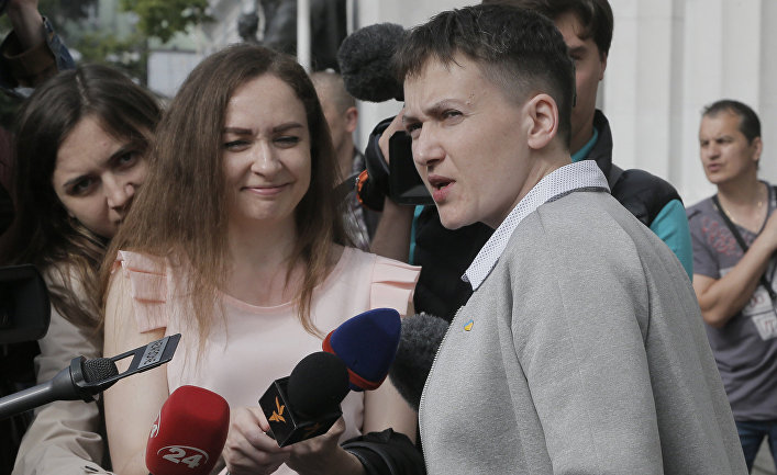 Надежда Савченко общается с журналистами