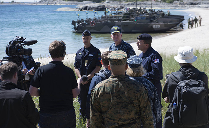 Вице-адмирал Джеймс Фогго и контр-адмирал Пэдди МакАльпин общаются с прессой, военные учения «Балтопс-2016»