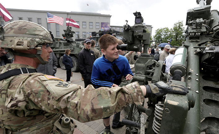 Демонстрация американской военной техники в Даугавпилсе