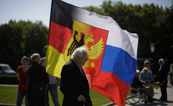 Самодельный русско-германский флаг во время празднования дня победы в Берлине